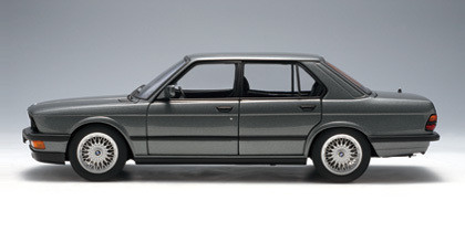 RARE 1/18 AUTOart 1987 BMW M5 E28 WITH OPTION SHADOW-LINE DOLPHIN