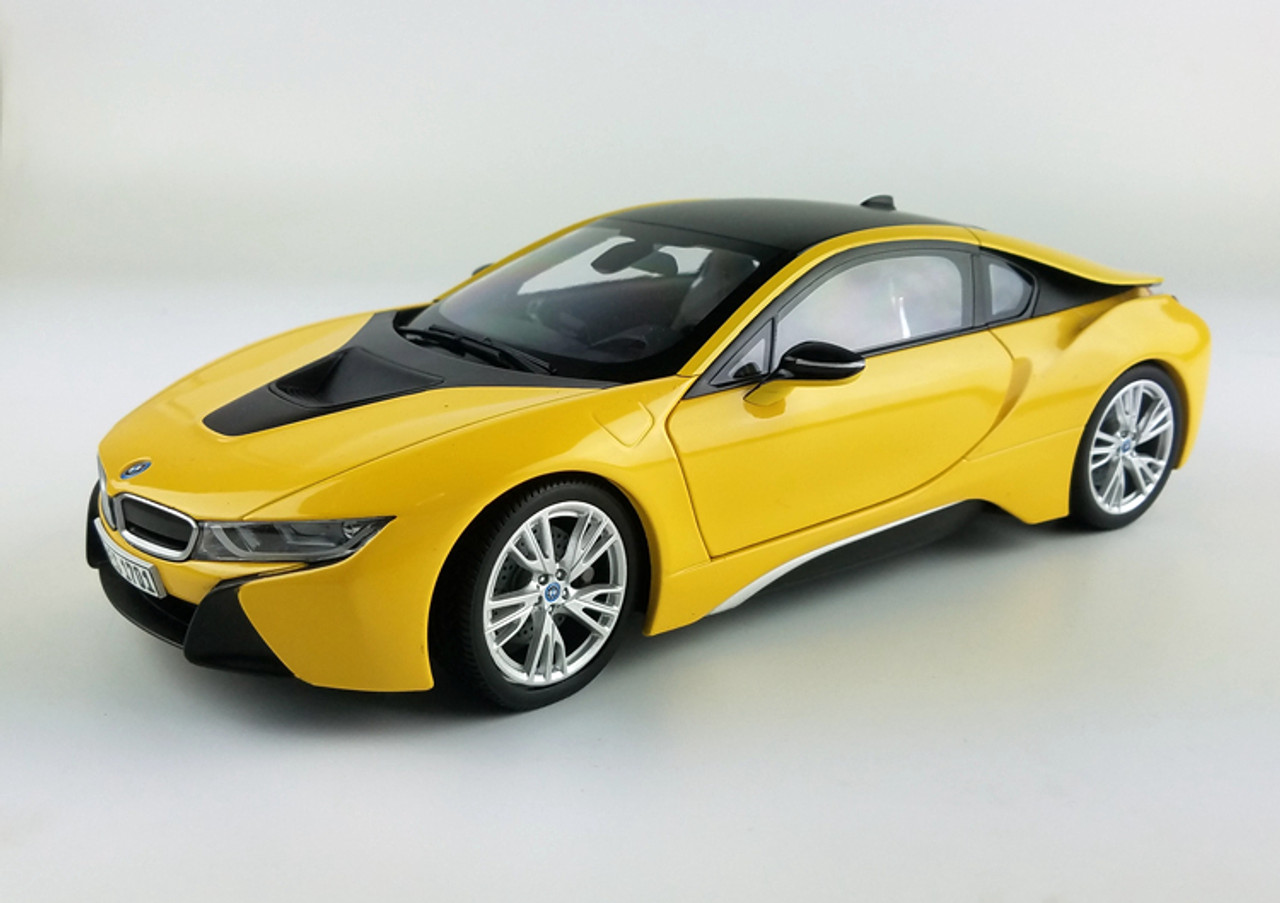 1/18 Dealer Edition BMW i8 (Yellow) Diecast Car Model