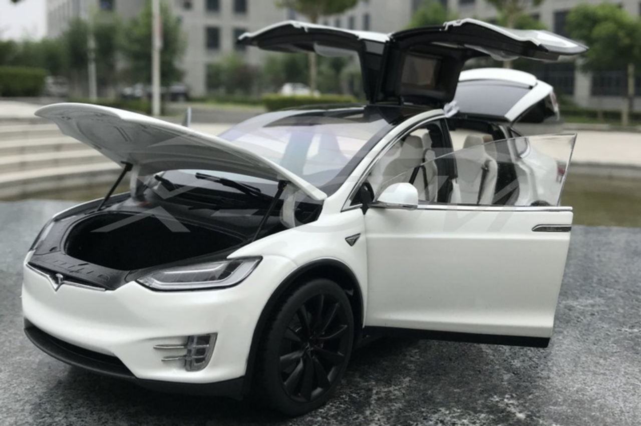 1/18 Official Dealer Edition Tesla Model X P100D (White) Full Open