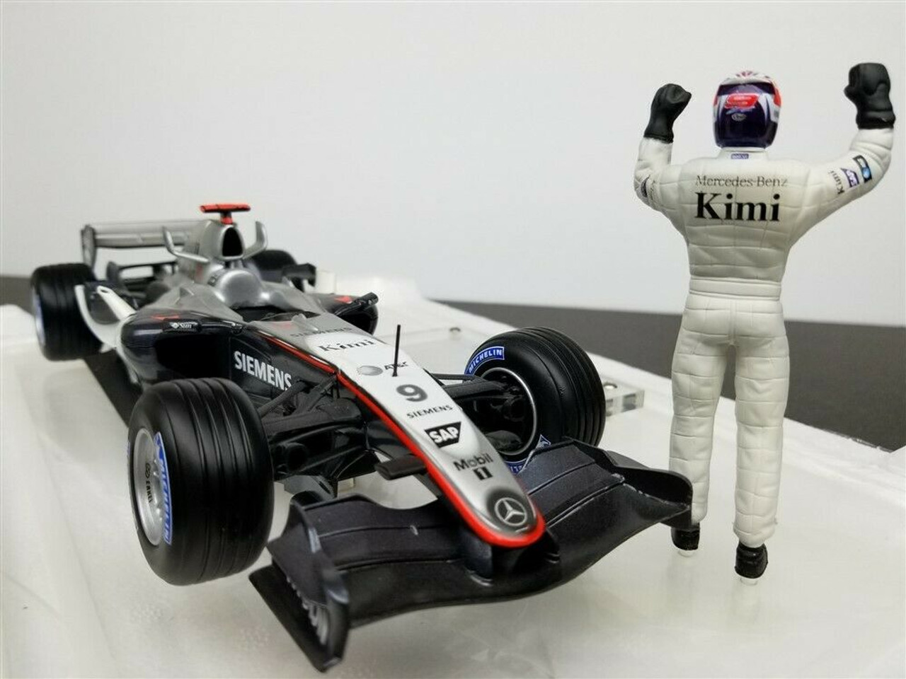 1/18 Hot Wheels Mattel 2003 Kimi Raikkonen #9 Mclaren Mercedes MP4