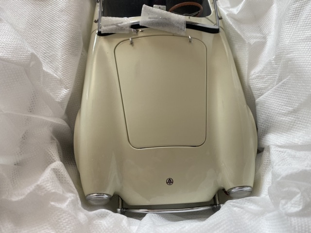 1/12 GMP 1964 Shelby Cobra 289 Roadster (White) Diecast Car Model