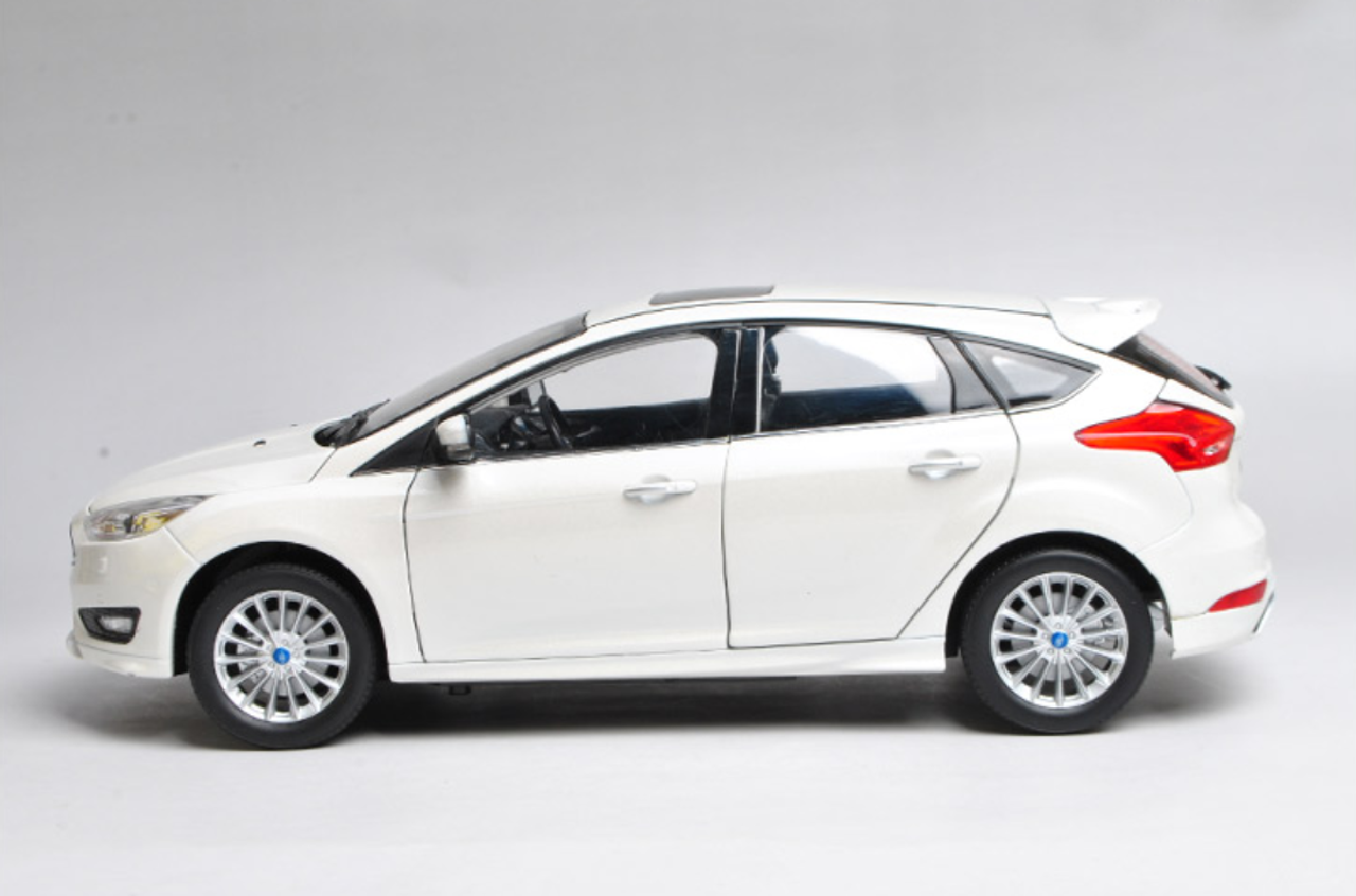 1/18 Dealer Edition 2015 Ford Focus (White) Diecast Car Model