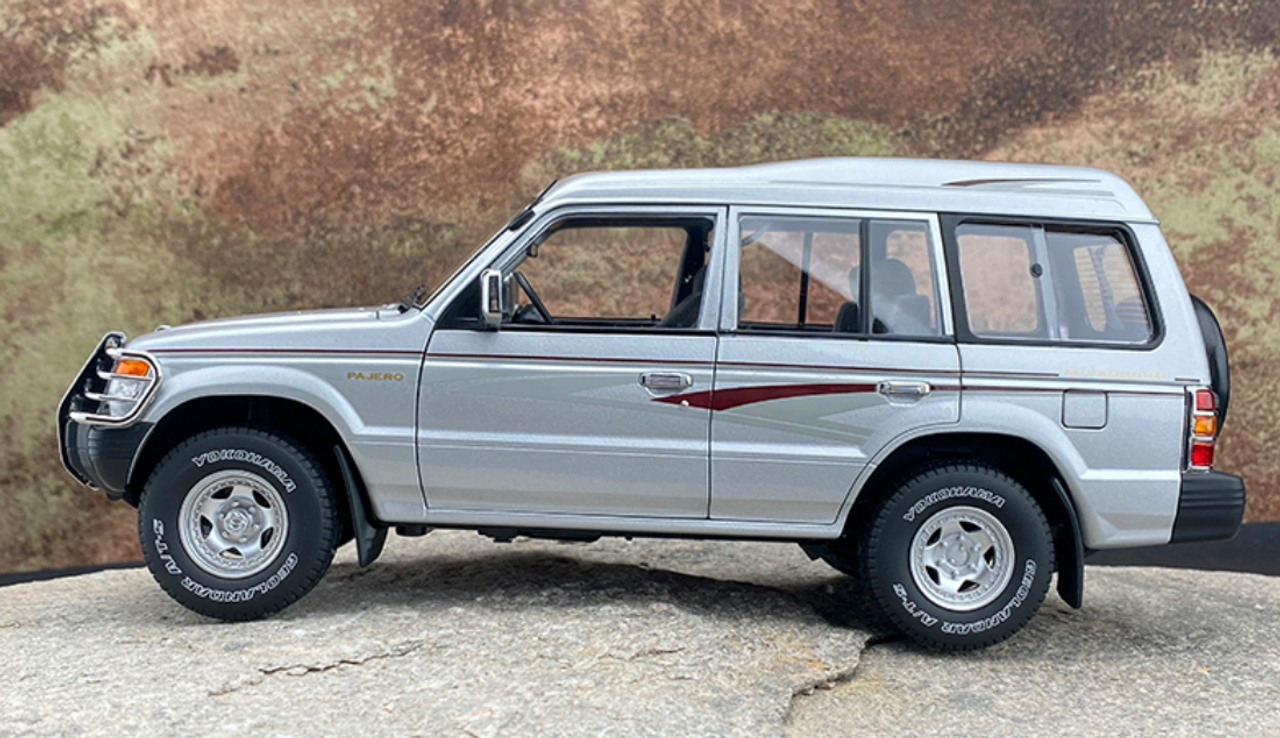 1/18 Mitsubishi Pajero V31 (Silver) Diecast Car Model