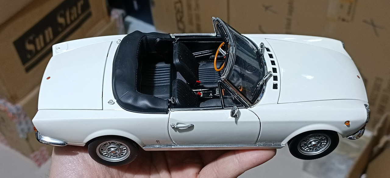 1/18 Sunstar Fiat 124 Spider AS (White) Diecast Car Model