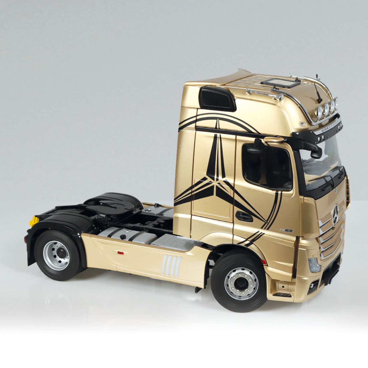 1/18 NZG Mercedes-Benz Actros GigaSpace 4x2 (Champagne) with