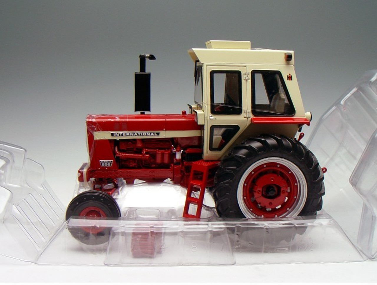 1/16 Ertl International Farmall 856 Elite Diecast Model