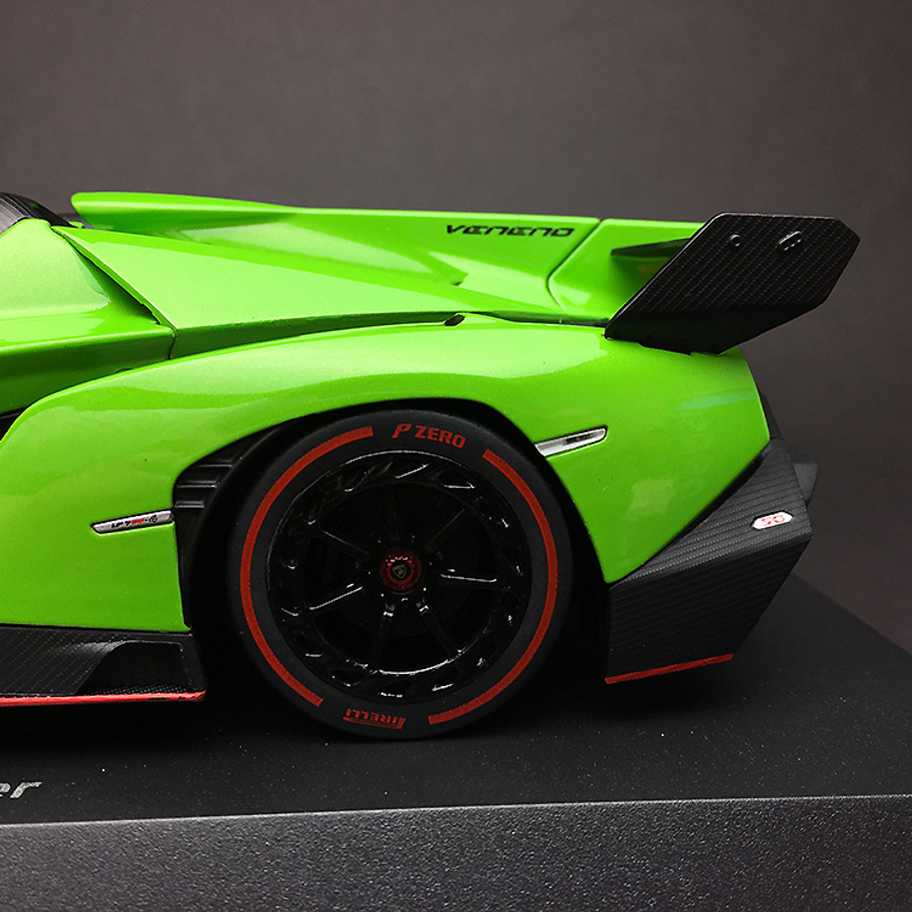 1/18 Kyosho Ousia Lamborghini Veneno Roadster (Green w/ Red Line) Car Model