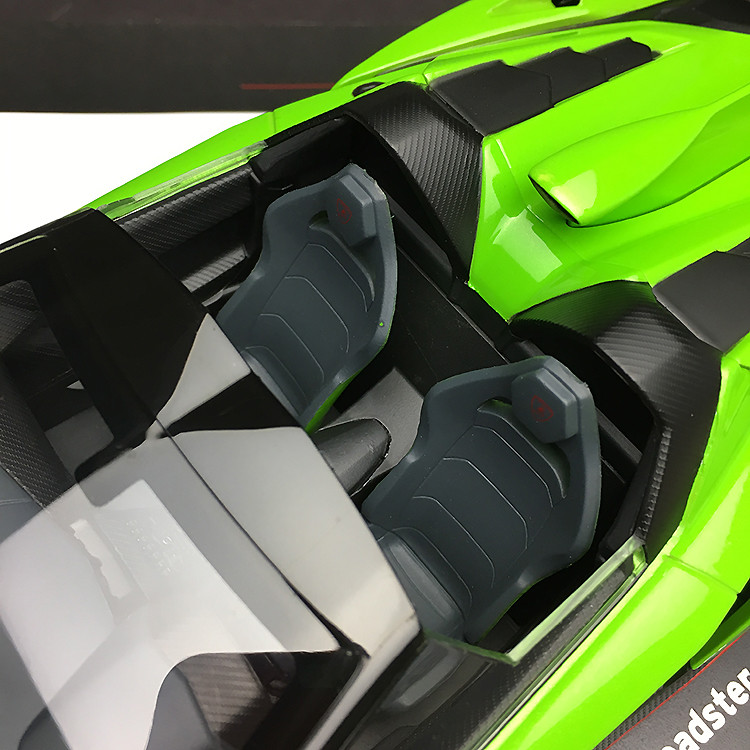 1/18 Kyosho Ousia Lamborghini Veneno Roadster (Green w/ Red Line