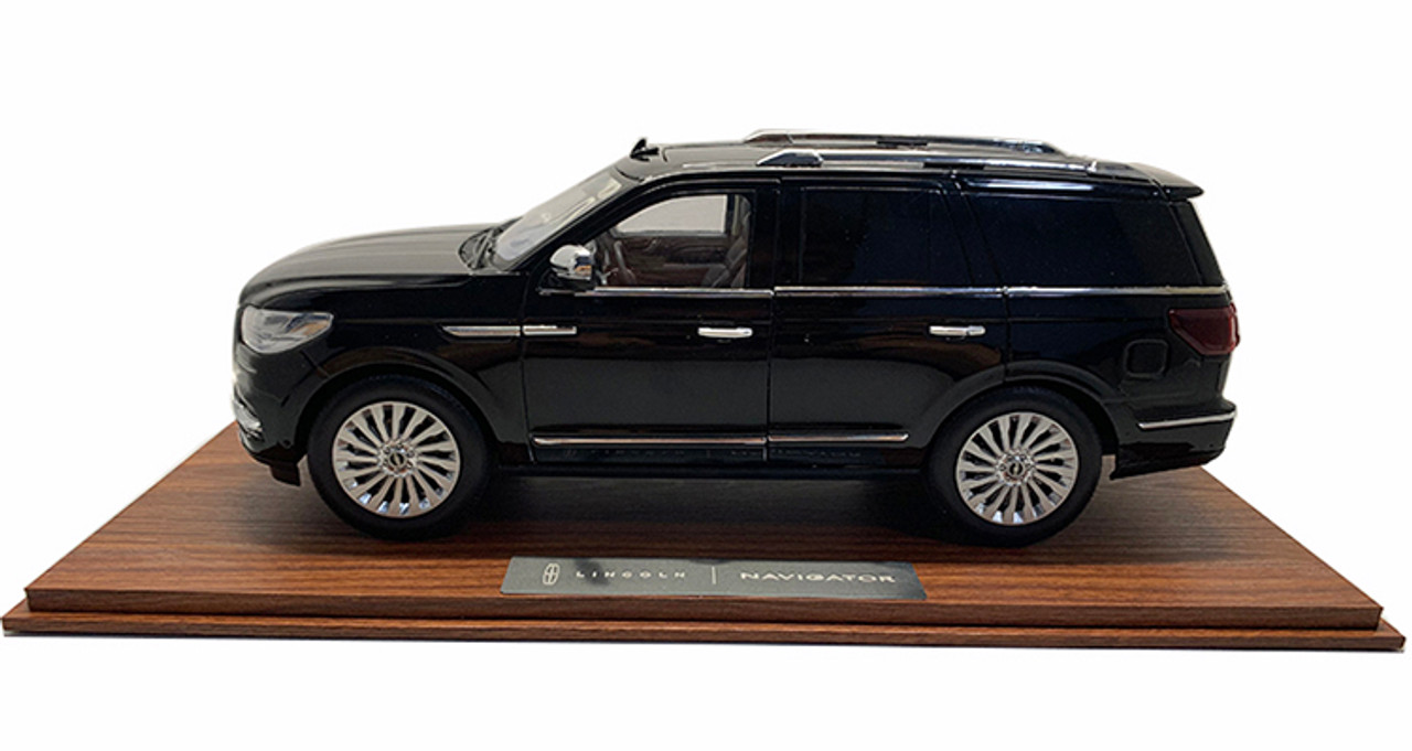 1/18 Dealer Edition Lincoln Navigator (Black) Diecast Car Model