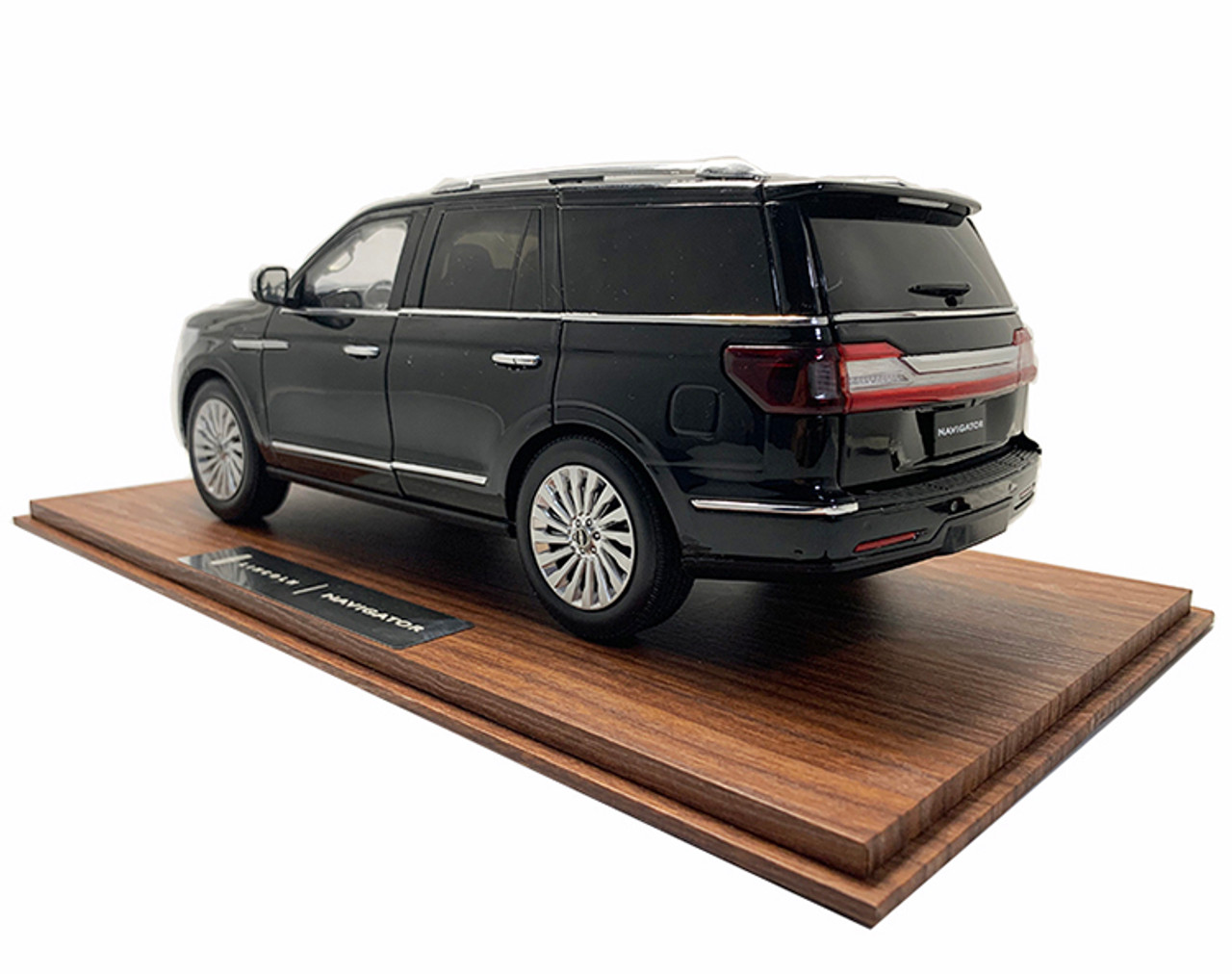 1/18 Dealer Edition Lincoln Navigator (Black) Diecast Car Model