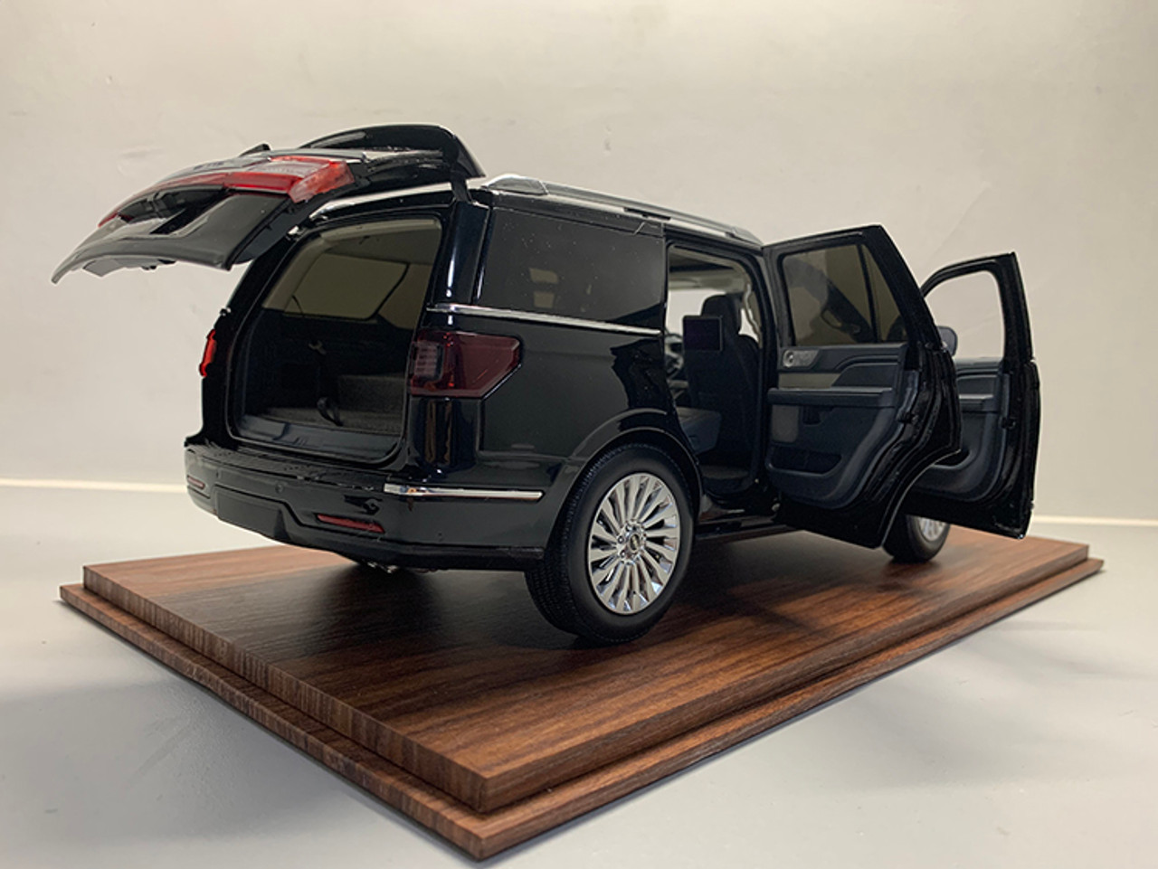 1/18 Dealer Edition Lincoln Navigator (Black) Diecast Car Model
