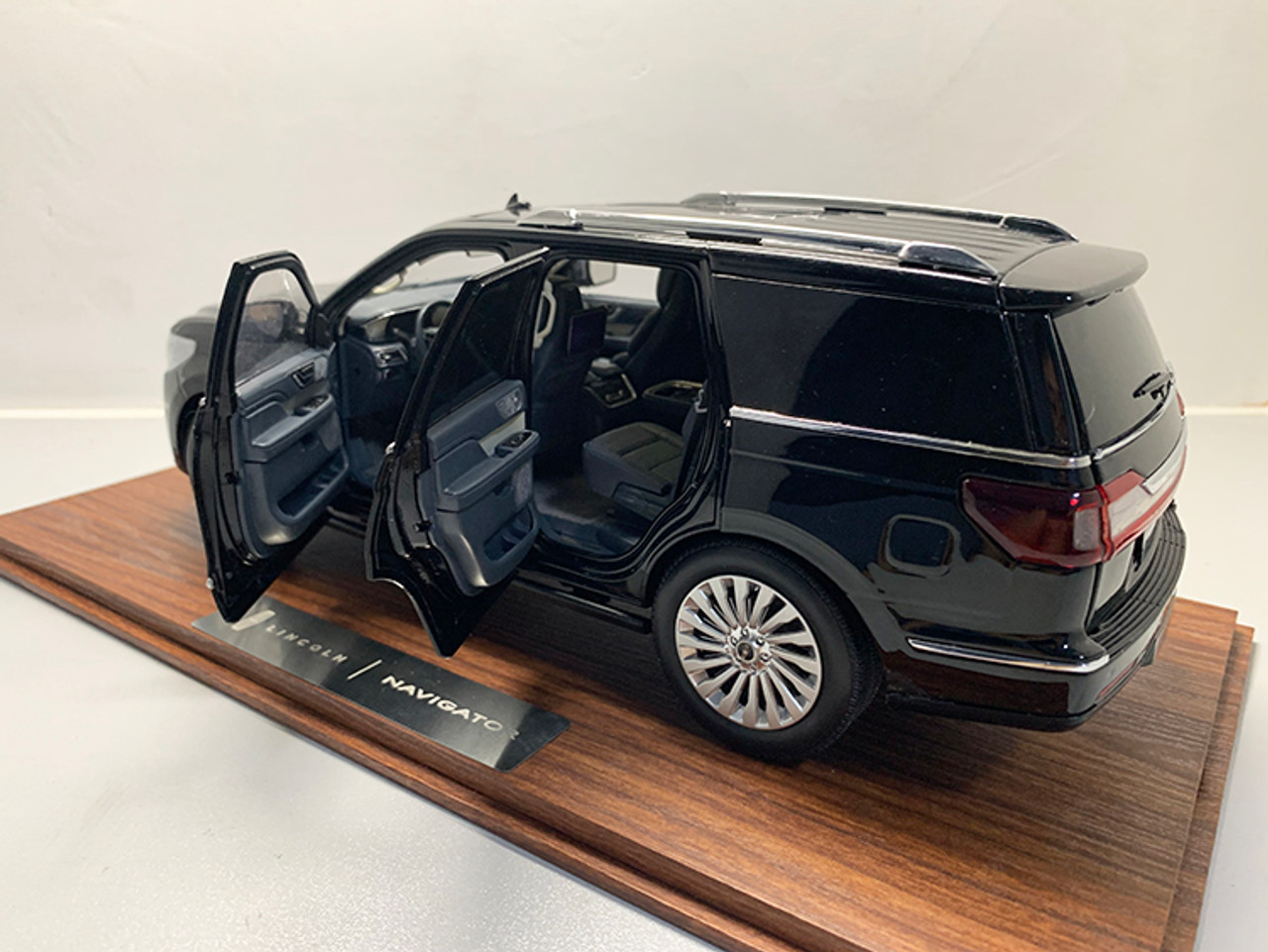 1/18 Dealer Edition Lincoln Navigator (Black) Diecast Car Model