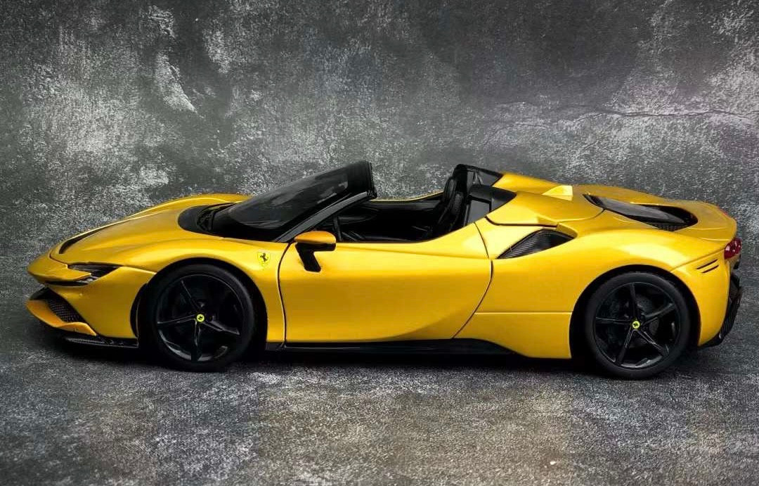 1/18 BBurago Ferrari SF90 Spider (Gold Metallic) Diecast Car Model