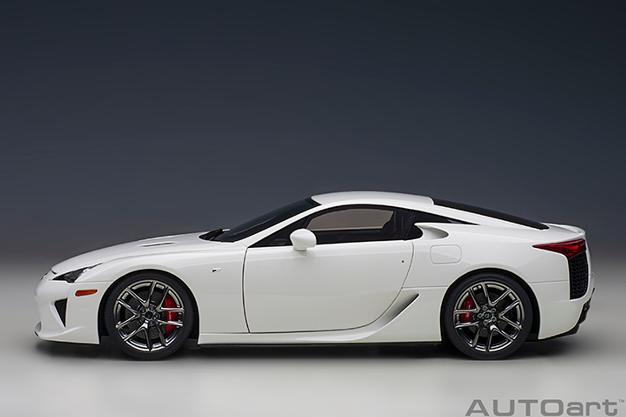 1/18 トヨタレクサスLFA 1/18 AUTOart Lexus LFA (Whitest White) Car Model