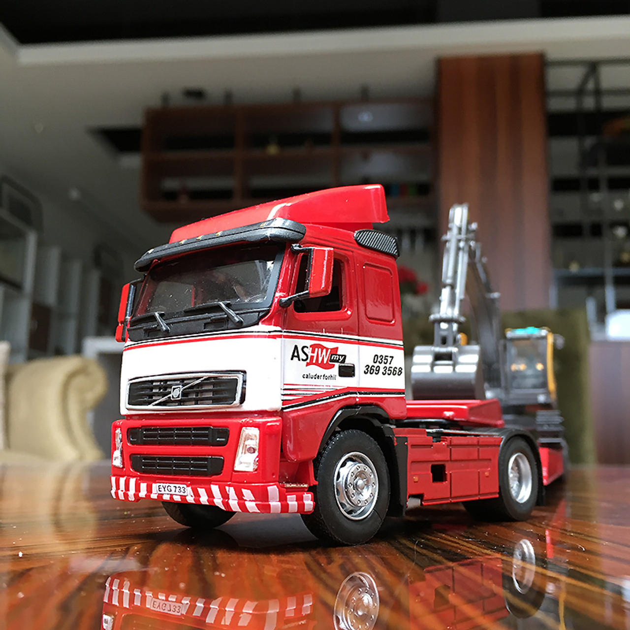 1/50 MOTORART Volvo FH16 w/ Lowboy Trailer & Volvo EC220D 