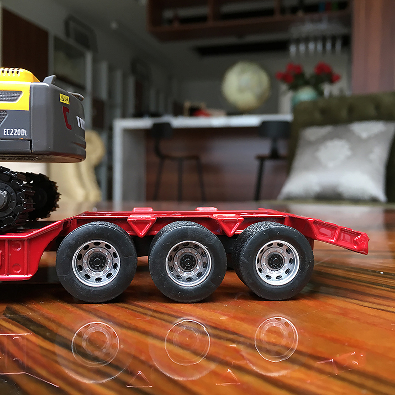 1/50 MOTORART Volvo FH16 w/ Lowboy Trailer & Volvo EC220D Excavator Diecast Model 300037