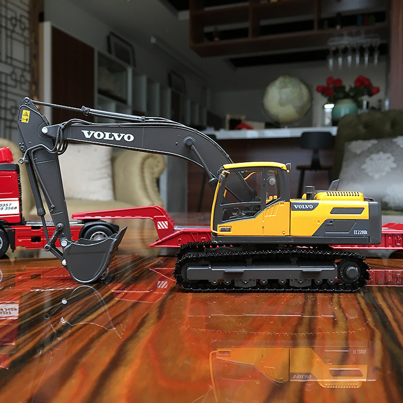 1/50 MOTORART Volvo FH16 w/ Lowboy Trailer & Volvo EC220D Excavator Diecast Model 300037