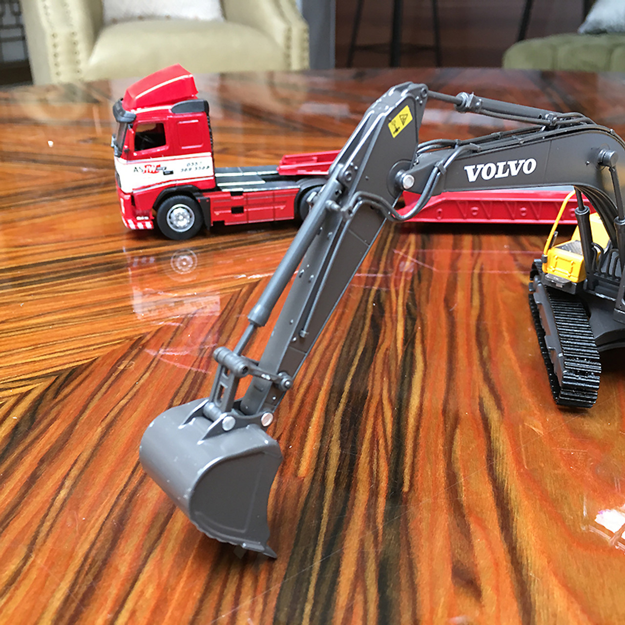 1/50 MOTORART Volvo FH16 w/ Lowboy Trailer & Volvo EC220D