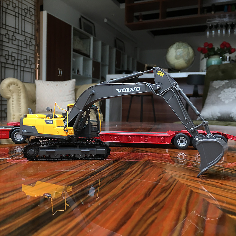 1/50 MOTORART Volvo FH16 w/ Lowboy Trailer & Volvo EC220D