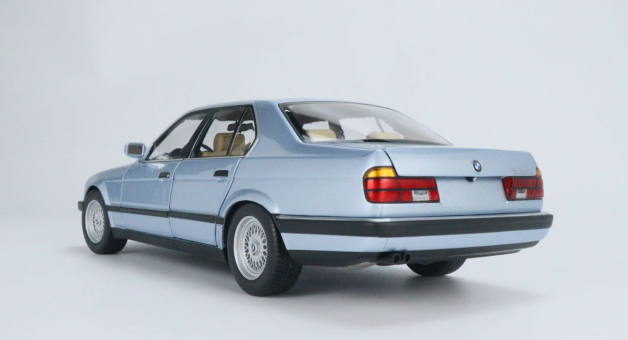 1/18 Minichamps 1986 BMW 730i (E32) (Light Blue Metallic) Diecast Car Model