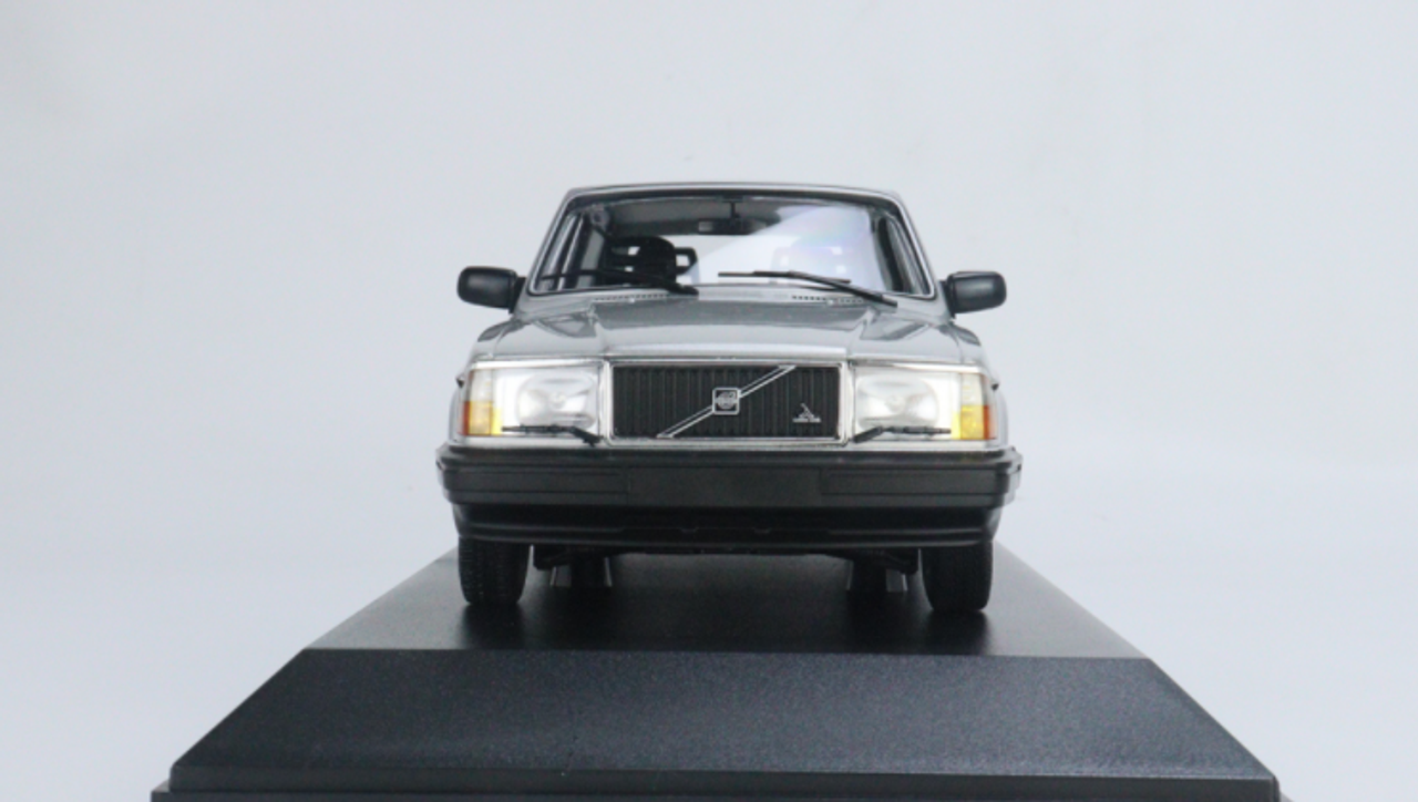 1/18 Minichamps 1986 Volvo 240 GL Break Kombi (Silver) Car Model