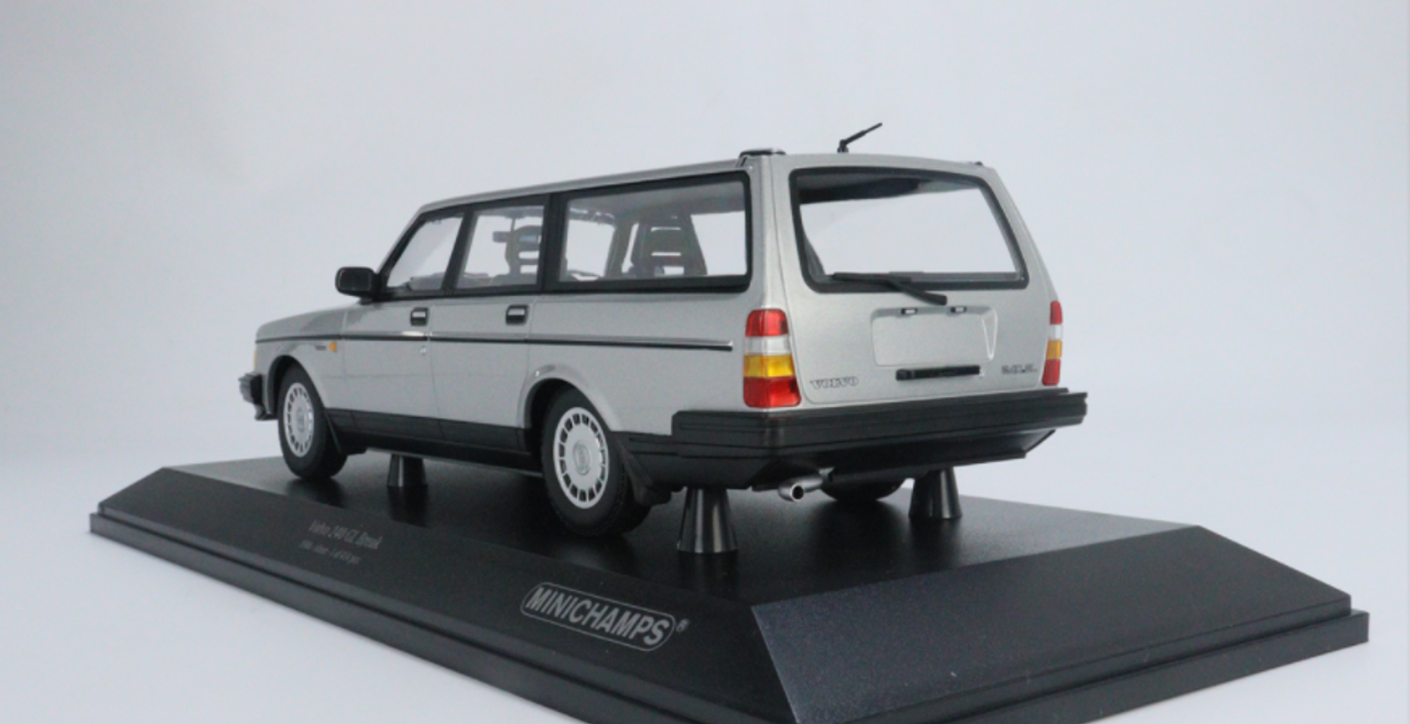 【再販開始】ミニチャンプス 1/18 ボルボ 240GL ブレーク 1986 ホワイト VOLVO BREAK WHITE 155171412 乗用車