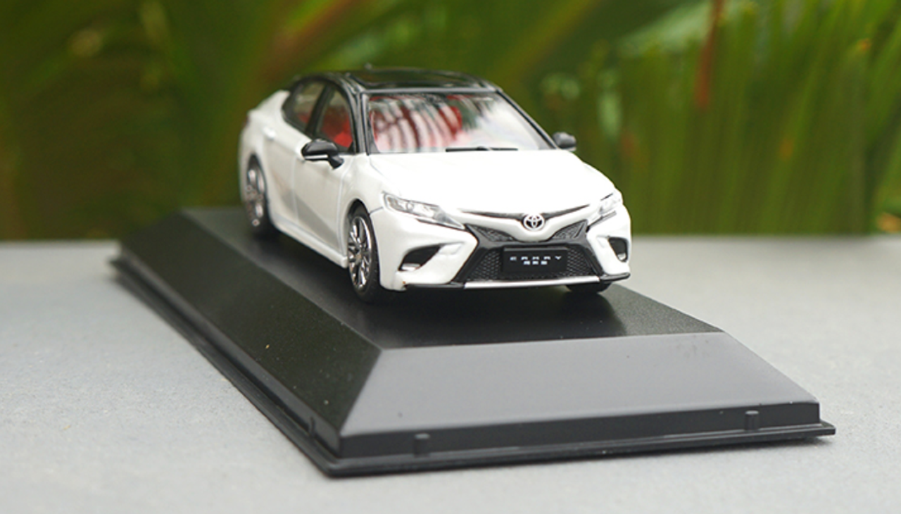 1/43 Dealer Edition 8th Generation (2018-Present) Toyota Camry XSE SE (White) Diecast Car Model