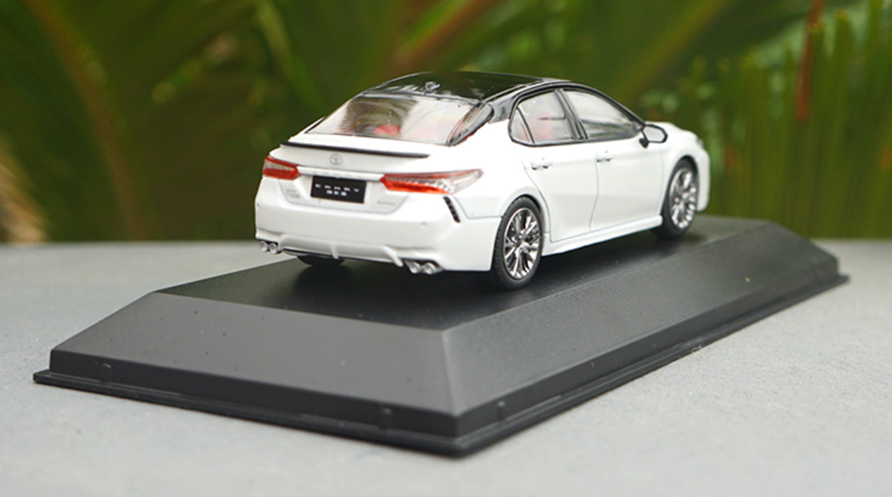 1/43 Dealer Edition 8th Generation (2018-Present) Toyota Camry XSE SE (White) Diecast Car Model