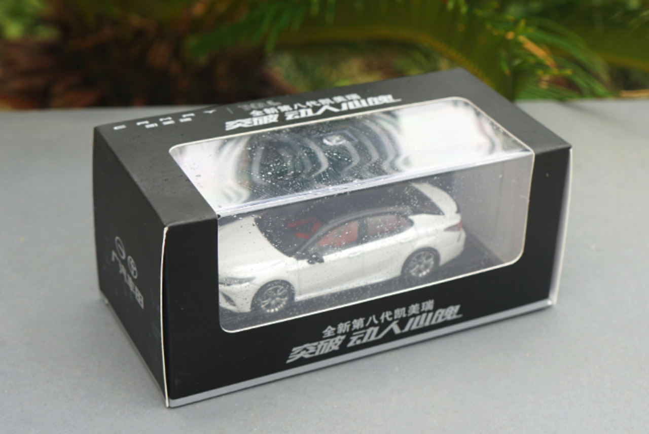 1/43 Dealer Edition 8th Generation (2018-Present) Toyota Camry XSE SE (White) Diecast Car Model