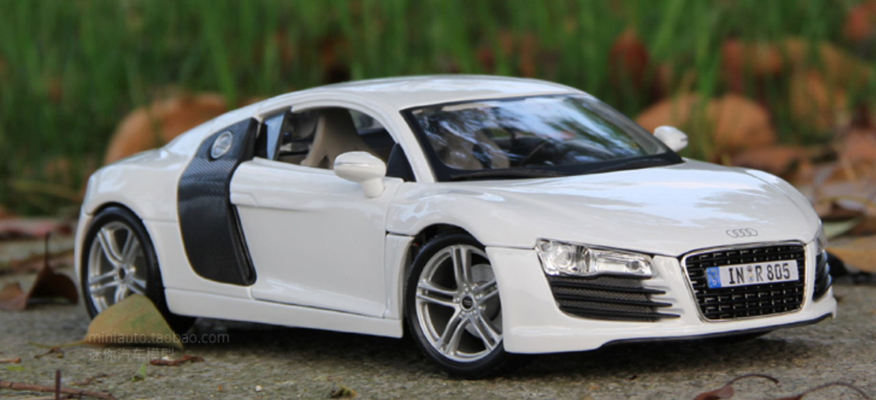 1/18 Maisto Premium Edition Audi R8 GT (White) Diecast Car Model