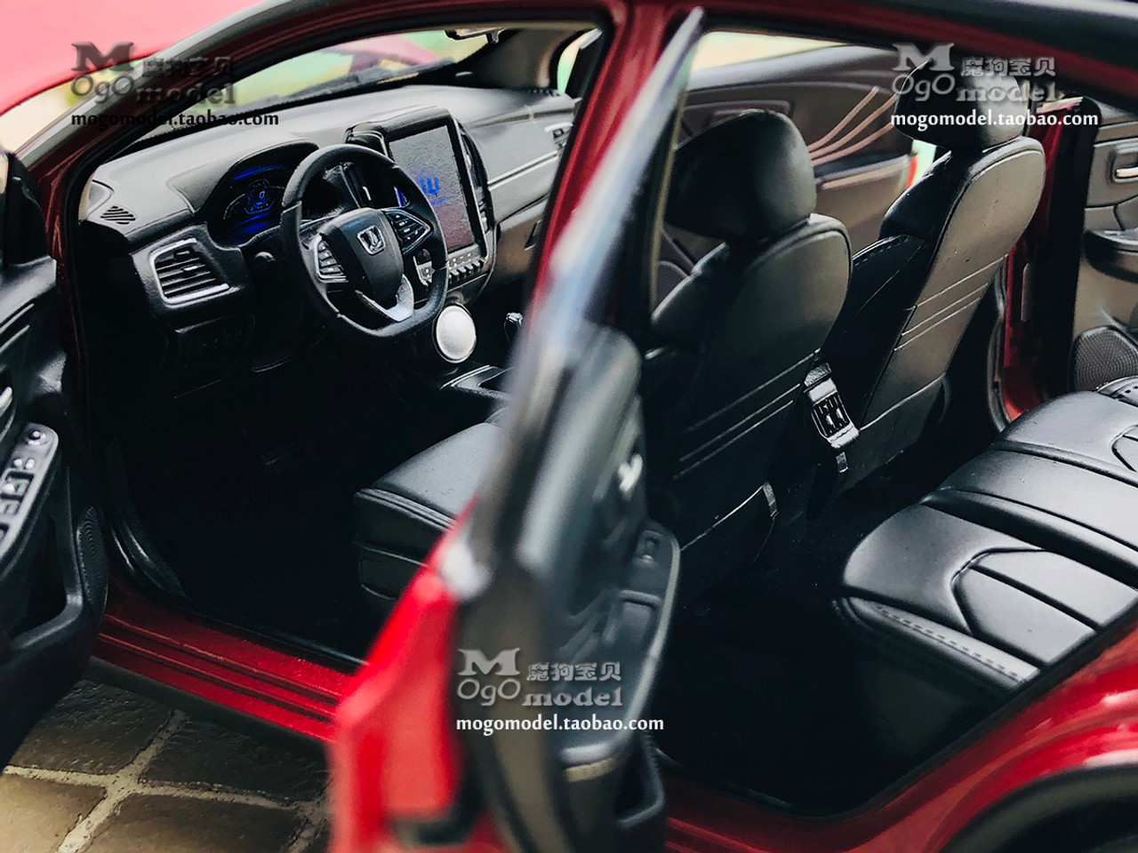 1/18 Dealer Edition Luxgen U5 (Red) Diecast Car Model