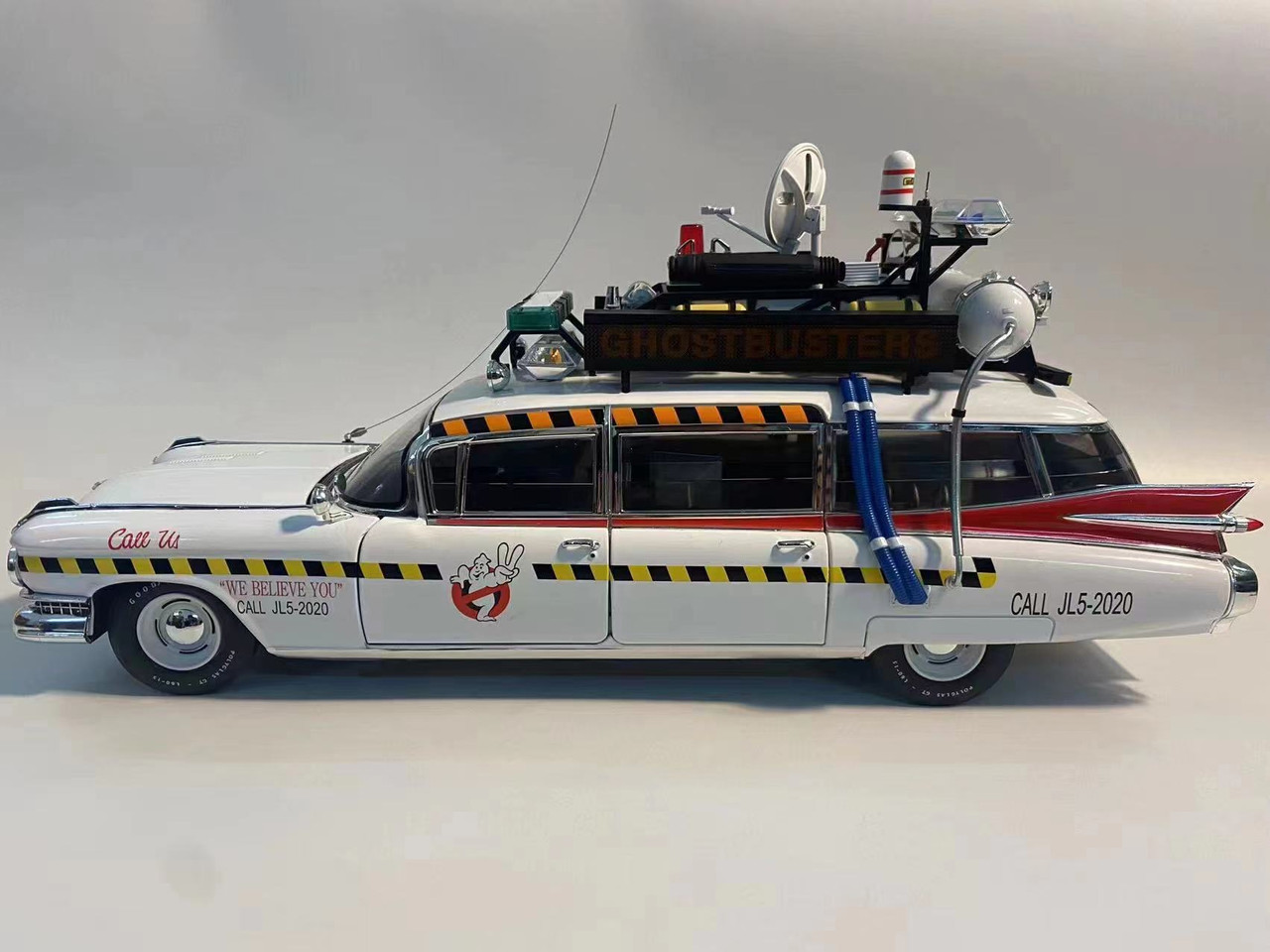 1/18 Hotwheels Hot Wheels Elite 1959 Cadillac Ambulance Ecto-1 Ghostbusters  with Figure Diecast Car Model 