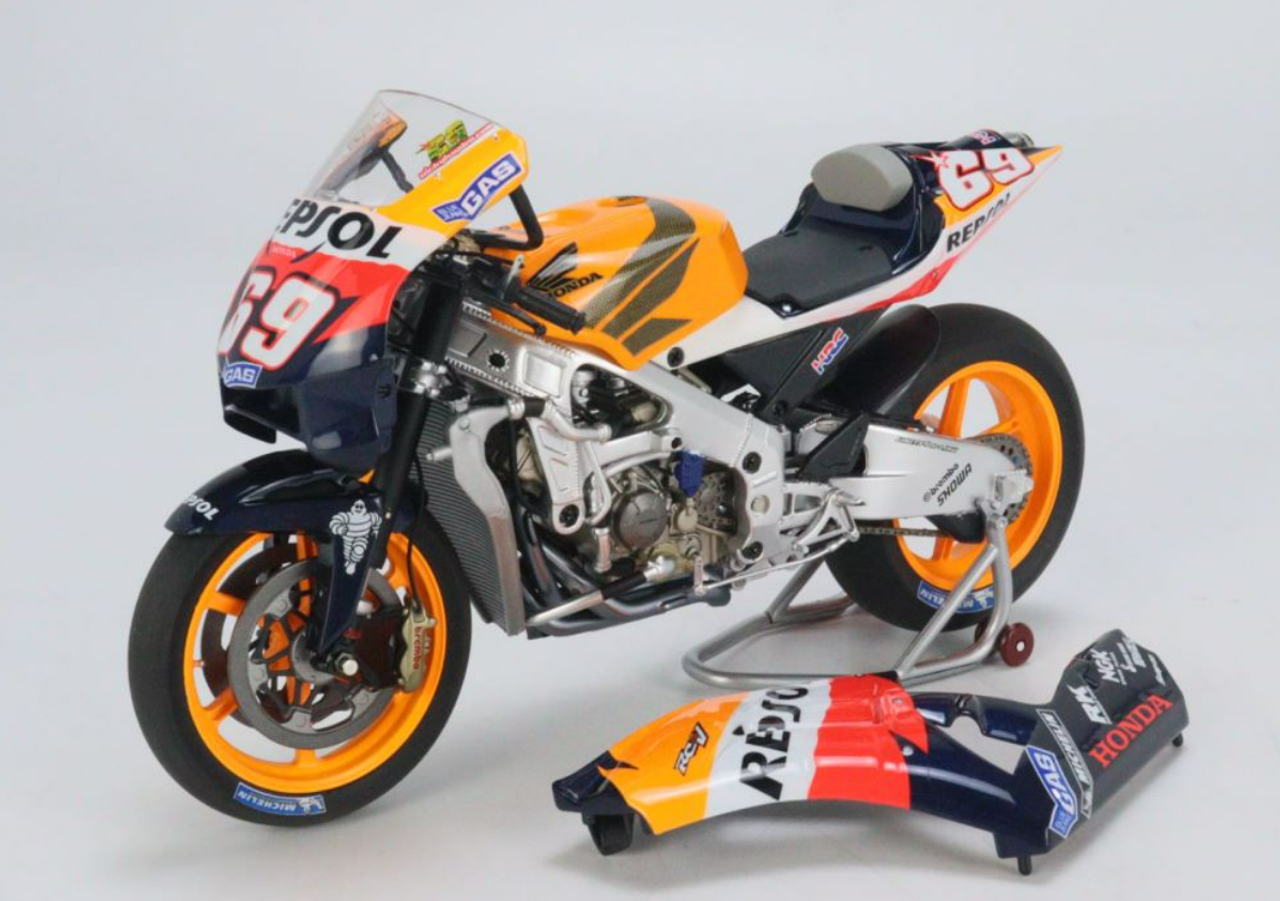 1/12 Minichamps 2006 Nicky Hayden Honda RC211V #69 MotoGP World Champion Motorcycle Model