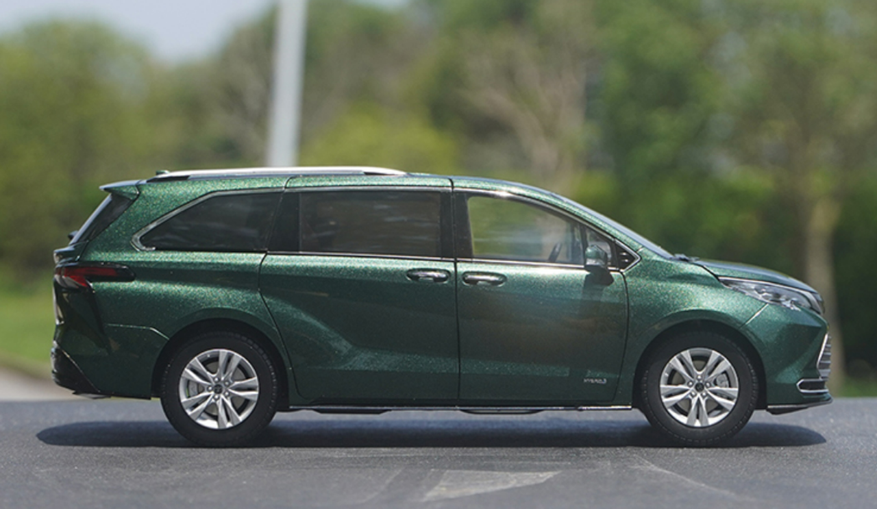 1/18 Dealer Edition Toyota Sienna 4th Generation (2020-Present) (Green) Diecast Car Model