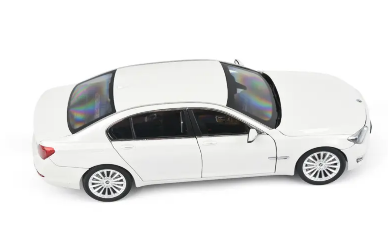 1/18 Dealer Edition 2008-2015 BMW 7 Series 750Li (F02) LCI (White) Diecast Car Model