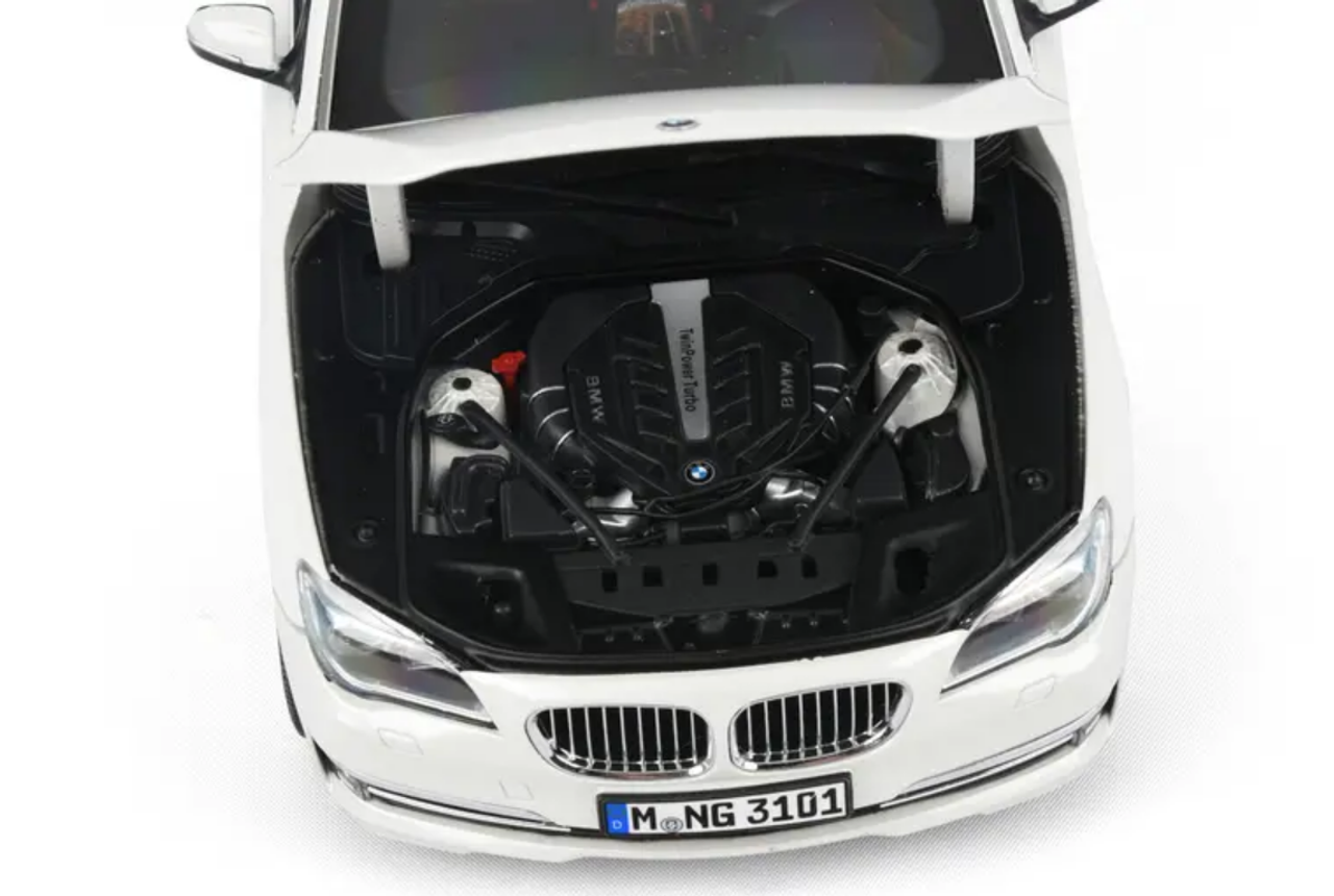 1/18 Dealer Edition 2008-2015 BMW 7 Series 750Li (F02) LCI (White) Diecast Car Model