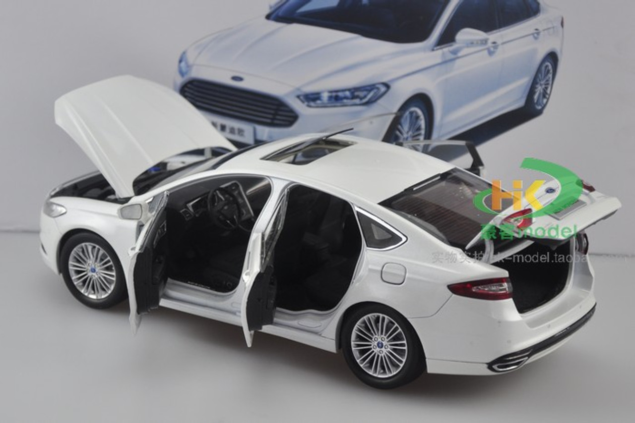 1/18 Dealer Edition Ford Fusion / Mondeo (White) Diecast Car Model