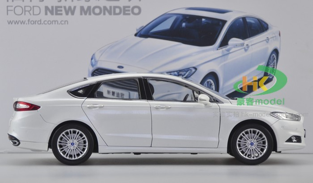 1/18 Dealer Edition Ford Fusion / Mondeo (White) Diecast Car Model