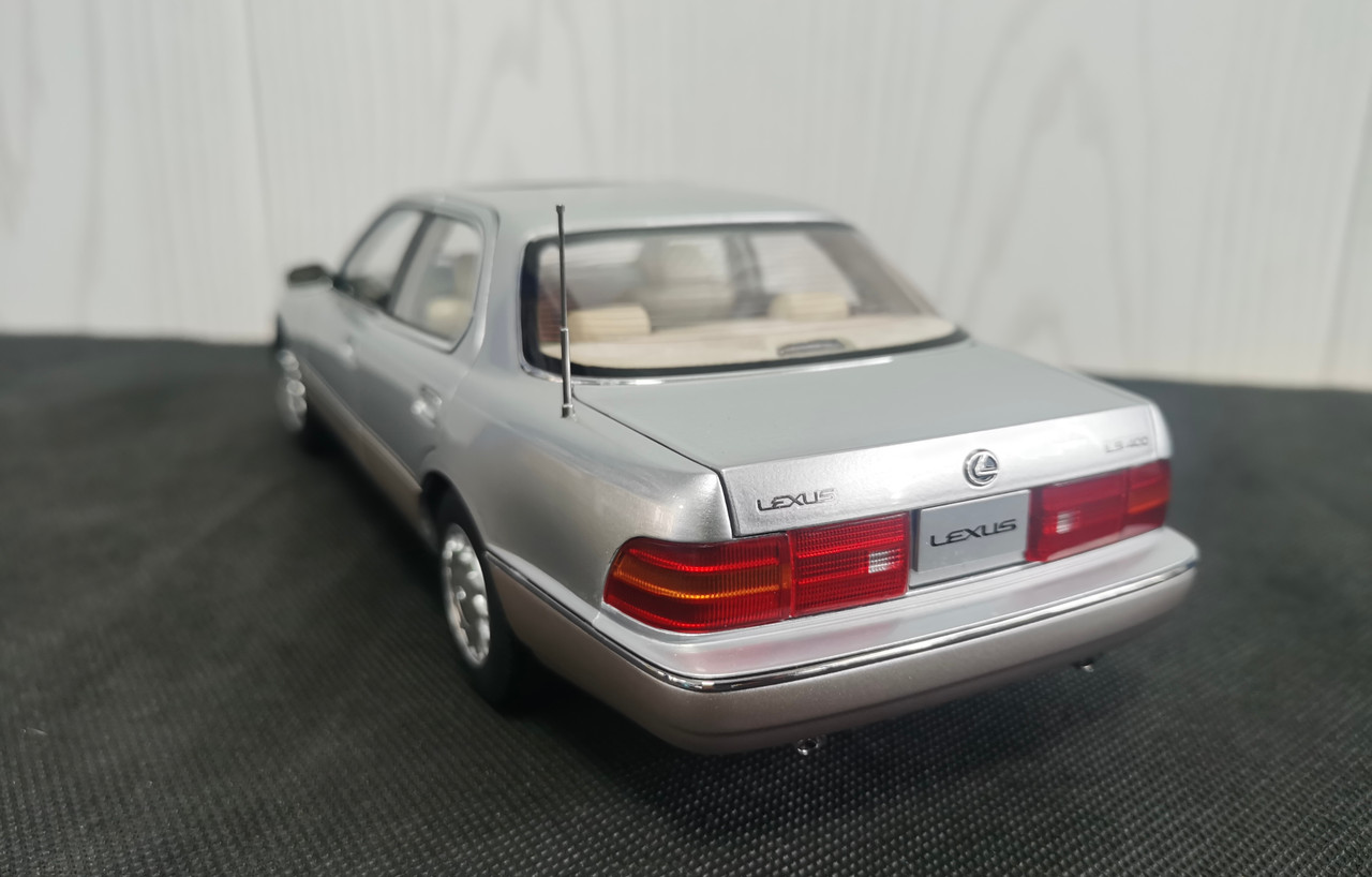 1/18 Dealer Edition Lexus LS400 (First Generation XF10) (Silver) Diecast Car Model with Commercial Wine Glasses Set