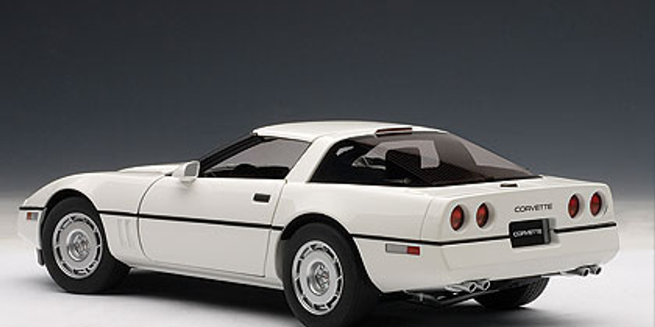 1/18 AUTOart 1986 Chevrolet Corvette C4 (White) Diecast Car