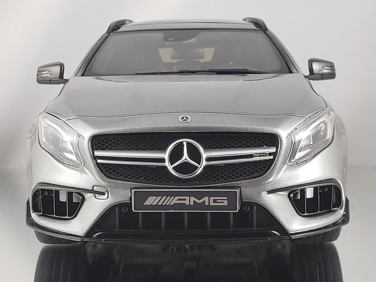 1/18 GTスピリット　メルセデスベンツ　GLA45AMG ミニカー　ブラック 1/18 GT Spirit GTSpirit Mercedes-Benz MB Mercedes GLA45 GLA 45 AMG