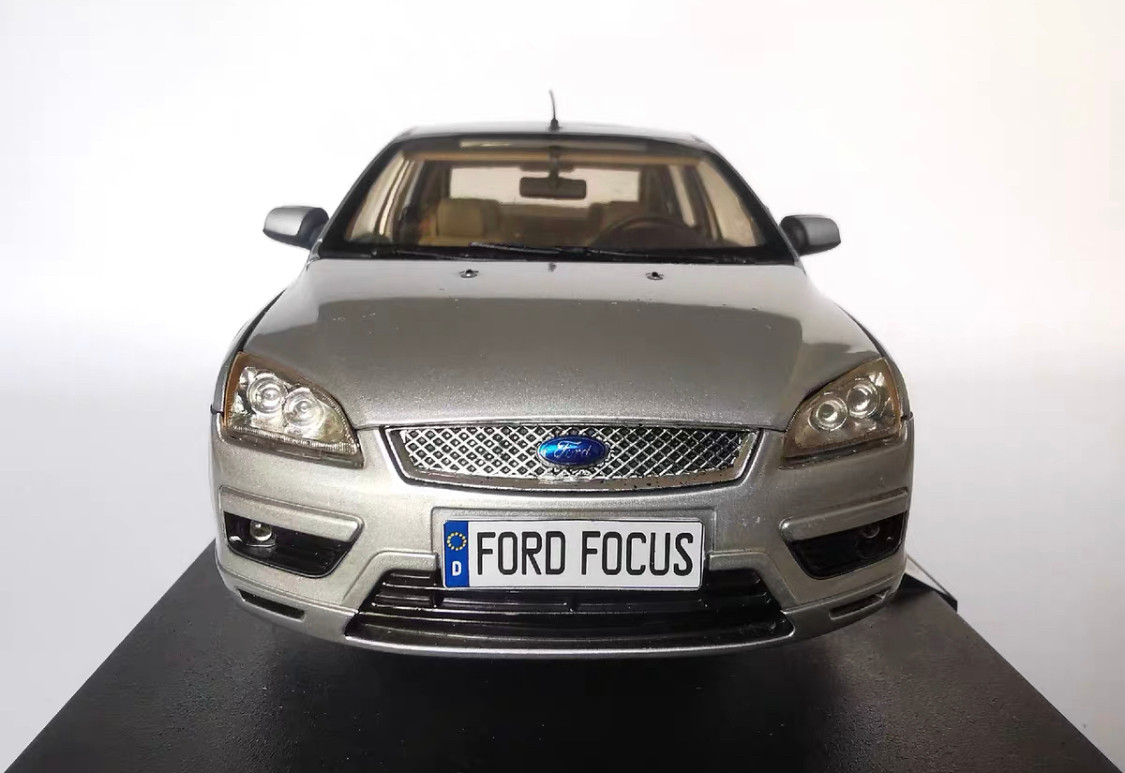 1/18 Dealer Edition 2004-2005 C307 Ford Focus Sedan (Silver