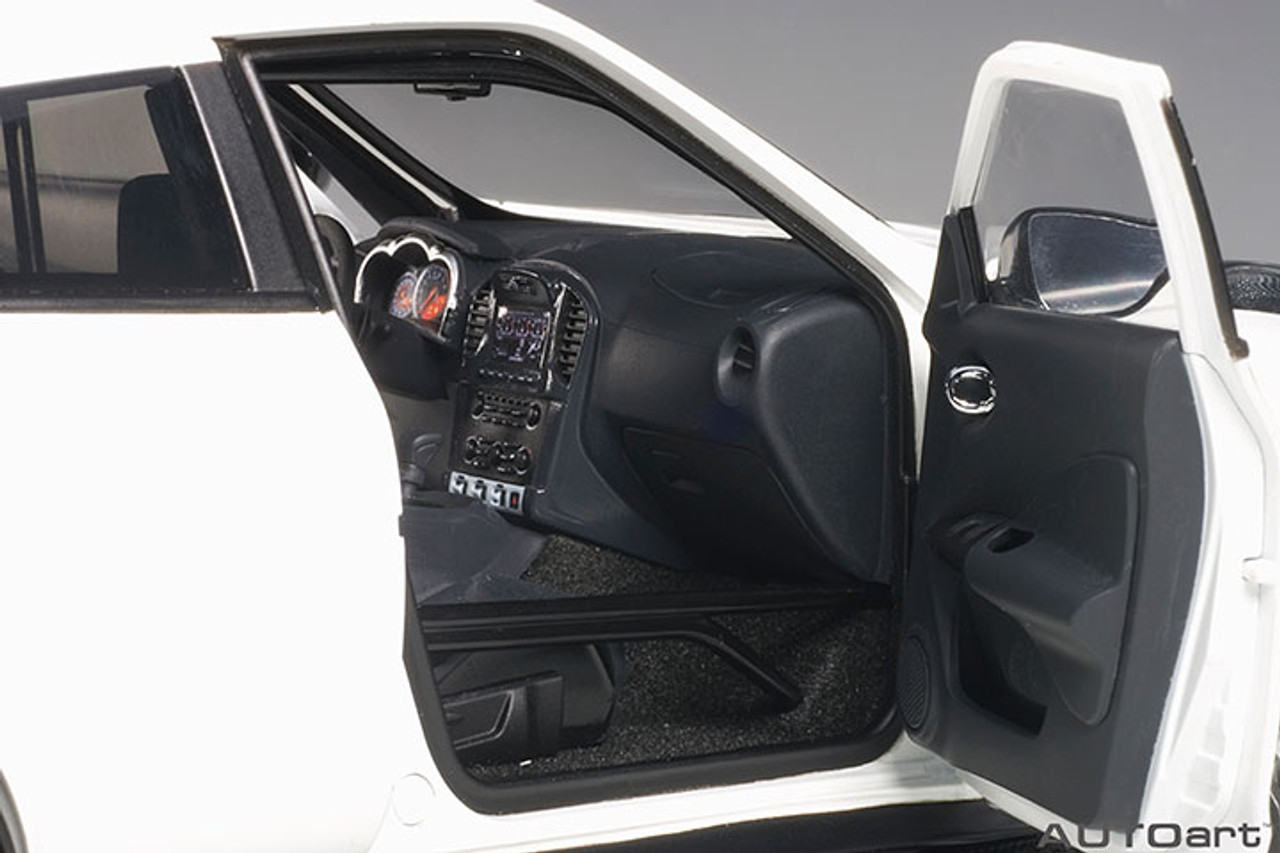 1/18 AUTOart Nissan Juke R 2.0 (White) Car Model - LIVECARMODEL.com
