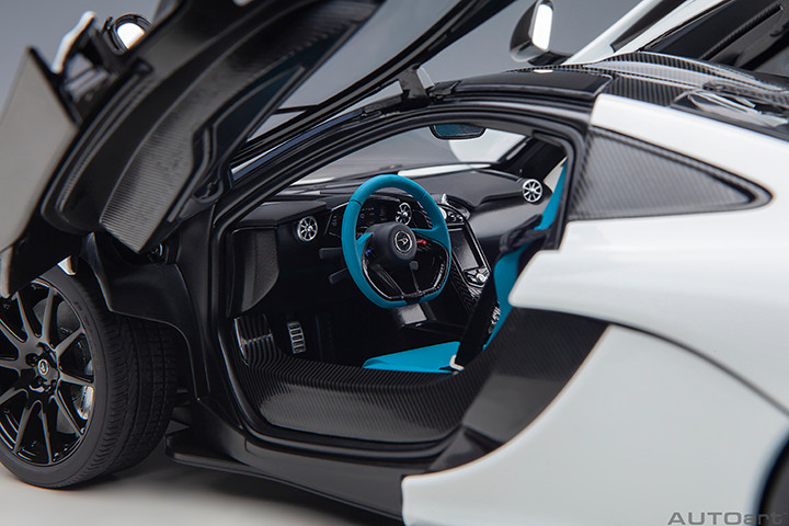1/18 AUTOart McLaren P1 (Alaskan Diamond White with Blue & Black