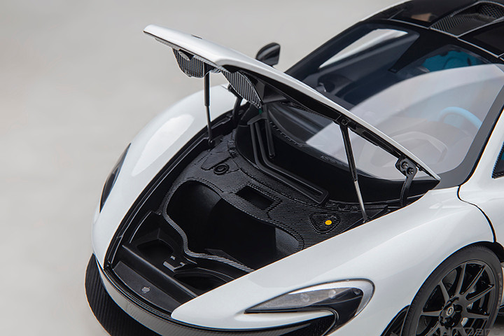 1/18 AUTOart McLaren P1 (Alaskan Diamond White with Blue & Black