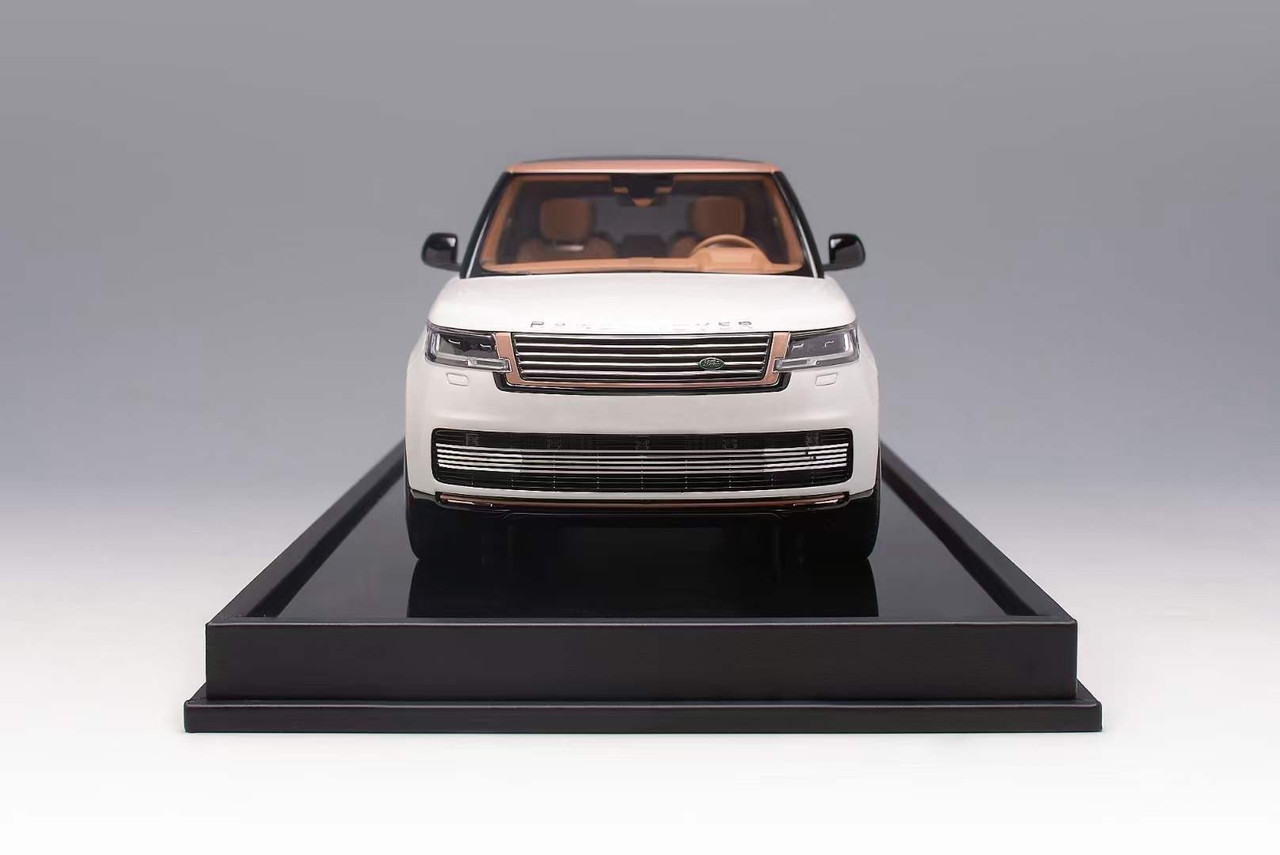 1/18 Motorhelix 2022 Land Rover Range Rover Autobiography Extended Wheelbase (White) Resin Car Model Limited 199 Pieces