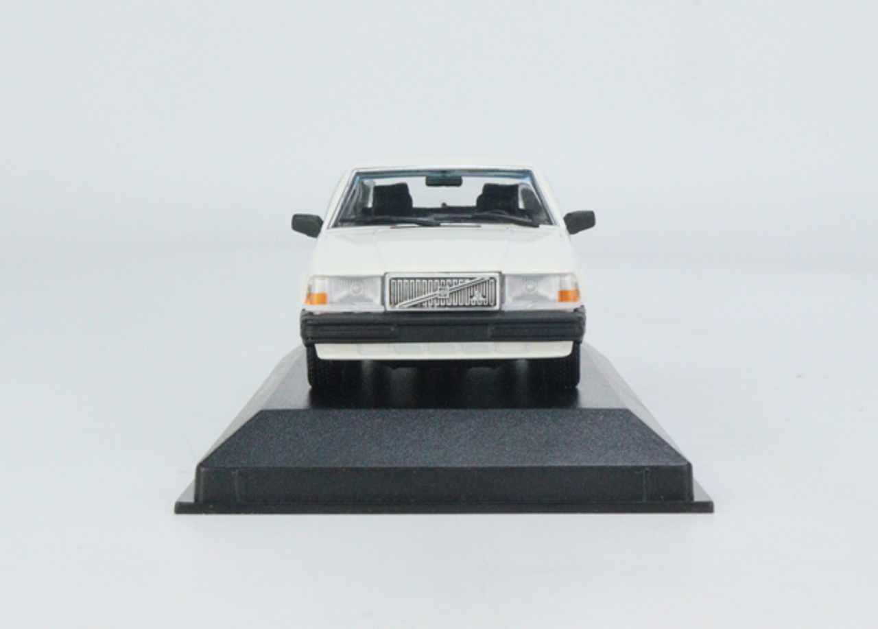 1/43 MINICHAMPS  VOLVO 740 BREAK - 1986 – WHITE Diecast Car Model