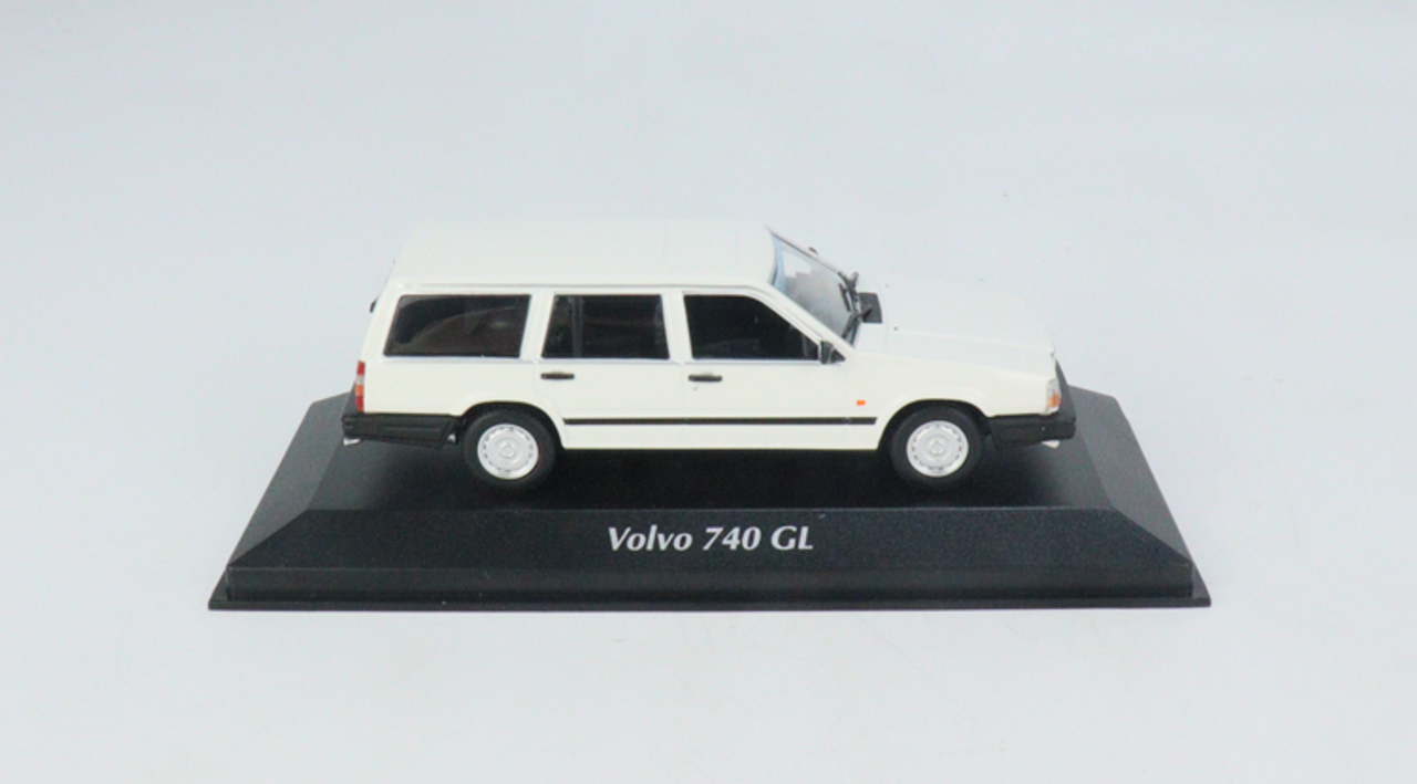 1/43 MINICHAMPS  VOLVO 740 BREAK - 1986 – WHITE Diecast Car Model