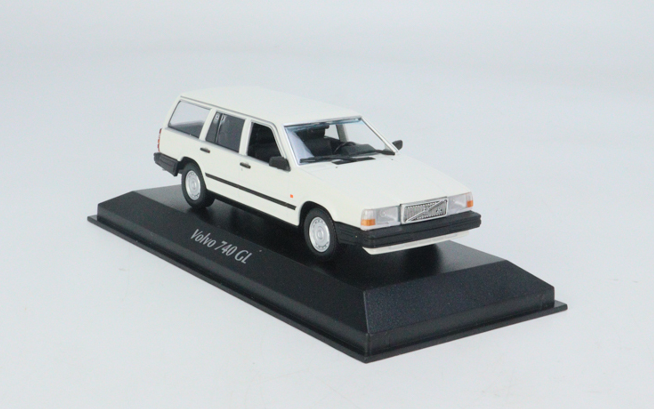 1/43 MINICHAMPS VOLVO 740 BREAK - 1986 – WHITE Diecast Car Model