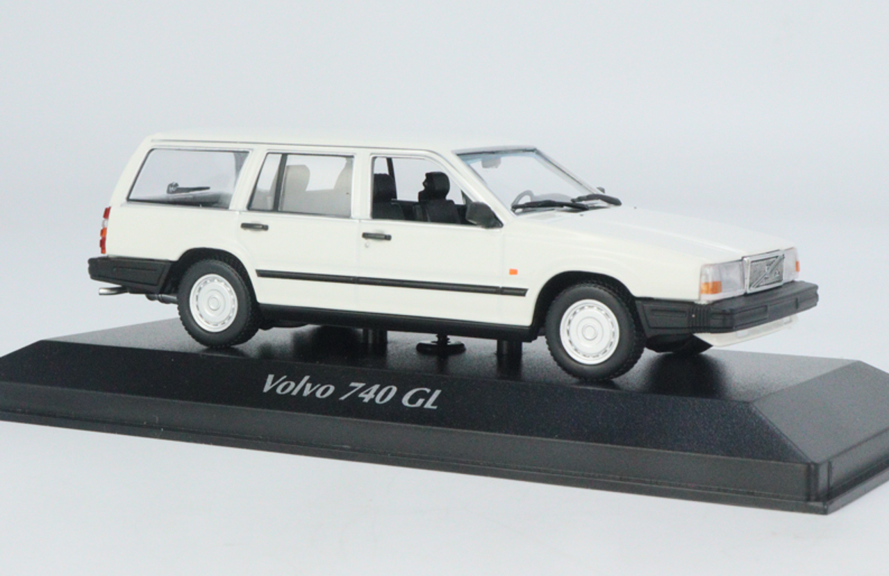 1/43 MINICHAMPS VOLVO 740 BREAK - 1986 – WHITE Diecast Car Model